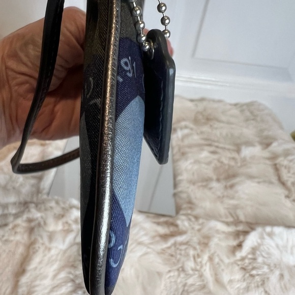 COACH WRISTLET BLUE GRAY & CREAM SCARF PRINT SIGNATURE SATEEN WRISTLET - Picture 4 of 6